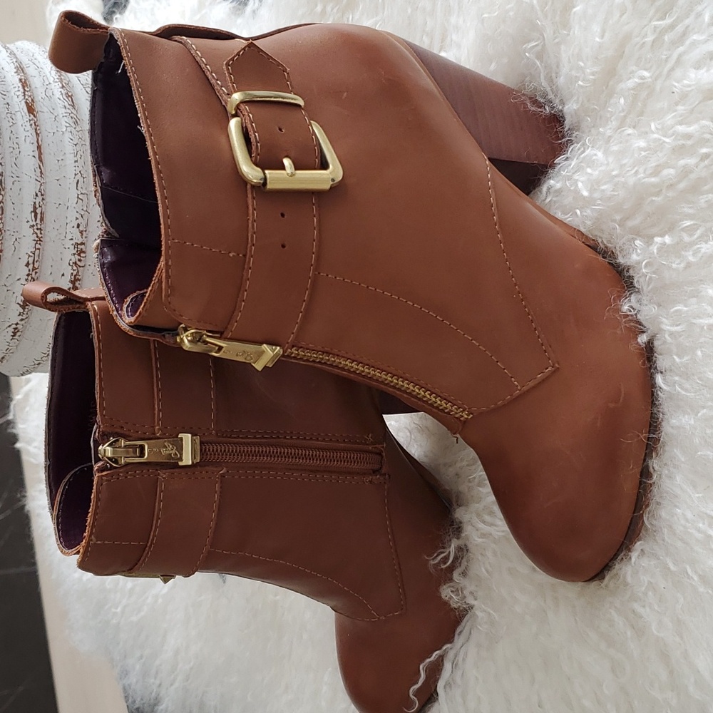 **SOLD in Bundle *GUC -Report Signature Tan booties sz.6.5